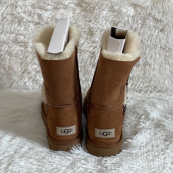 UGG Pure Classic Short boot with Azalea charm 1103129 size 9 womens NEW in Box - Picture 3 of 9